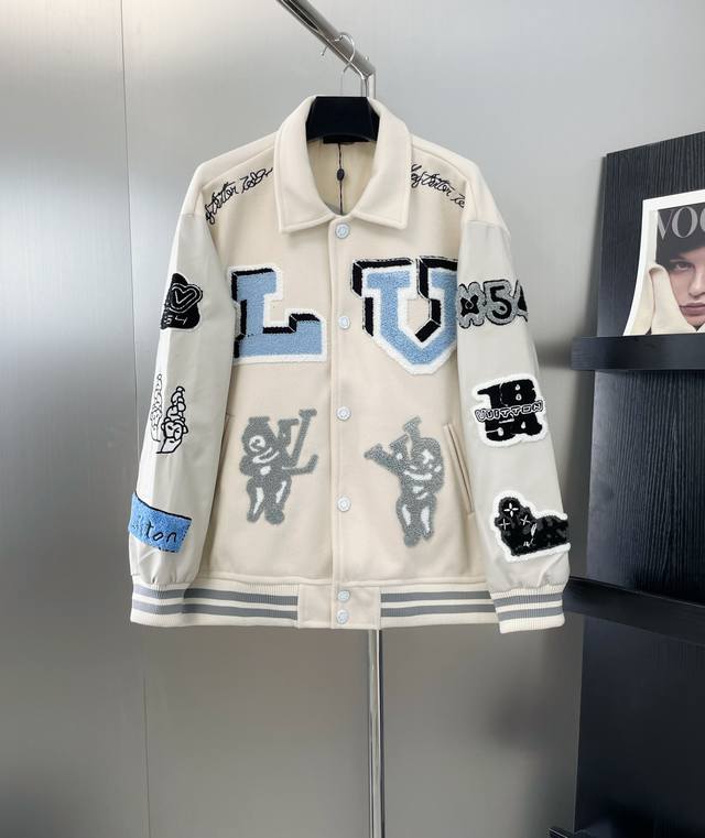P200 路易威登Louis Vuitton Lv Fw22秋冬单品 老花拼接皮袖毛巾绣棒球服毛呢夹克外套 原版纽扣开模定制 贴布绣对色对位 最为关键的是它的色