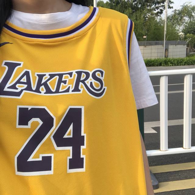 70 款号S24 顶级刺绣版本 模特上身图 Nba湖人科比24号球衣 耐克官网同步新款 科比24号球衣 陈冠希李易峰各路大神上身同款 字母和英文采用高品质密锈