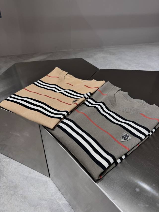 品牌：Burb*Rry巴宝*莉 价格P： P290 颜色：绿色 卡其色 尺码：M-3Xl 介绍：2025春夏新款男士桑蚕丝针织短袖。重磅级尤物单品，外商客供进口