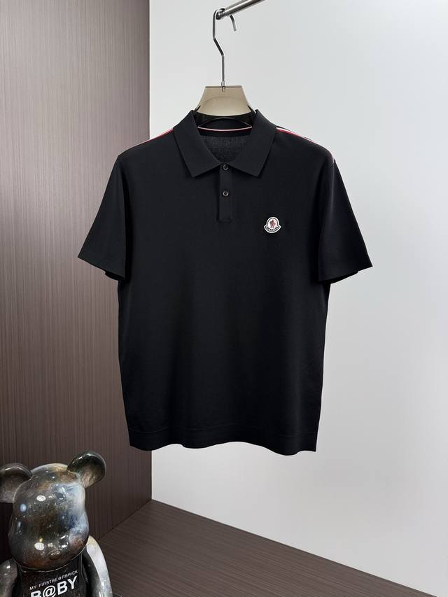 P330Moncl*R蒙*2025年春夏新款打底男士针织翻领短袖T恤。香港洋行货，重磅高品质成衣水准。精选品牌定制面料，内含桑蚕丝，经丝光工艺处理，手感细腻，软