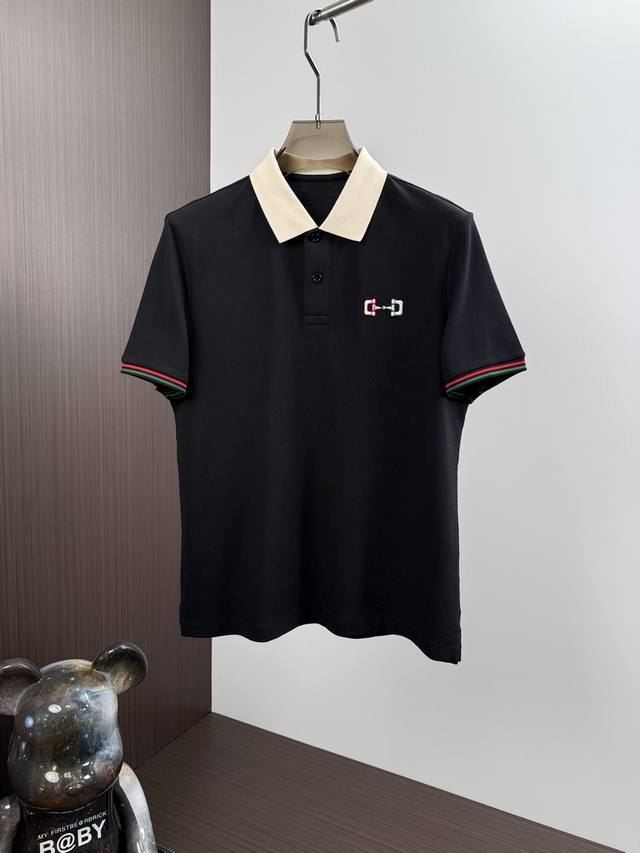 P330Guc*I古*2025年春夏款短袖T恤男士翻领Polo衫。高端成衣系列，极具设计感的一款单品，顶级外商客供高支珠地棉面料，上手极微舒适透气，亲肤性积极，