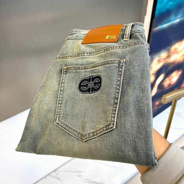 P290 Ferragam菲拉格慕、2025春夏新品经典男士单宁修身时尚水洗牛仔裤，丹宁牛仔裤属于衣橱的必备单品，属于日常混搭和造型的利器 每个细节皆足矣品味！
