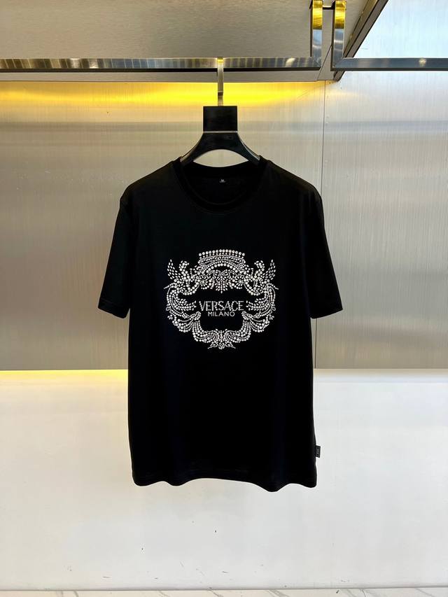 P290 Vers范思哲、2025春夏新款！不同工艺呈现不同时尚感，这款采用激光切割12面水钻拼成美杜莎头像图案，重工艺来呈现标志设计，整体细节有很好层次感，更