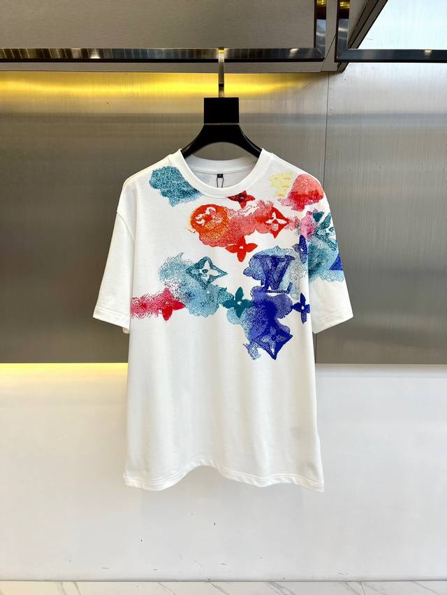 P290 1V威登、25S水墨印花短袖花色T恤。重工拔染展现褪色效果，定制高品质五金辅料客供精纺100%纯棉针织棉面料,手感质感顺滑细腻,轻薄透爽,内外兼具的裁