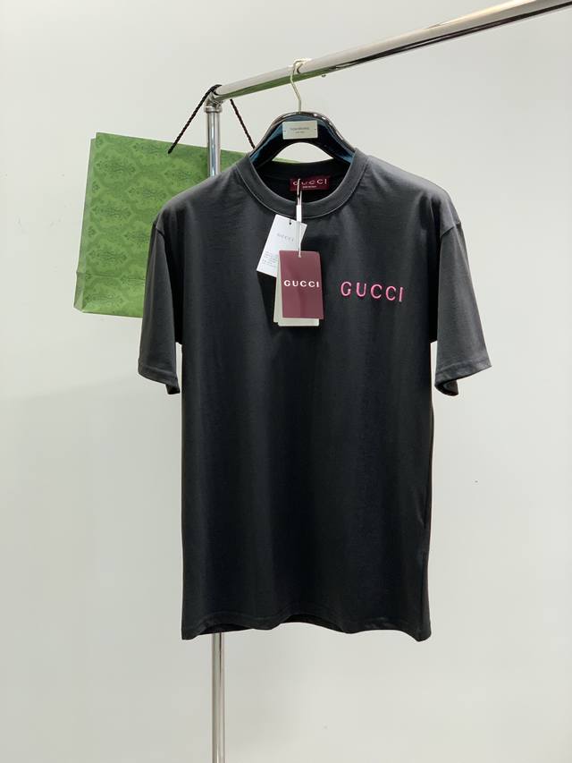 P180，Gucci 古驰，2025夏季最新款，专柜同步有售，原单狠货，时尚休闲圆领短袖T恤，上身很有特点！吸睛而有亮点，进口原版面料，顶级印花工艺字母图案装饰