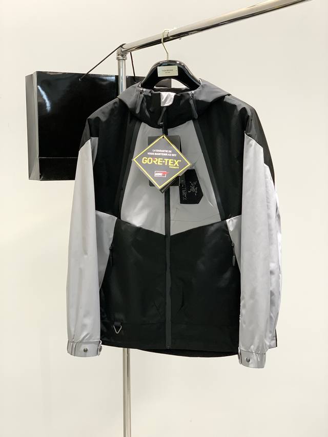 P420，Arcteryx 始祖鸟，2025春季Aw新品，时尚休闲连帽外套，专柜同步有售，原单狠货，进口原版面料，工艺极度复杂，视觉相当雅致时髦，高贵而优雅，从