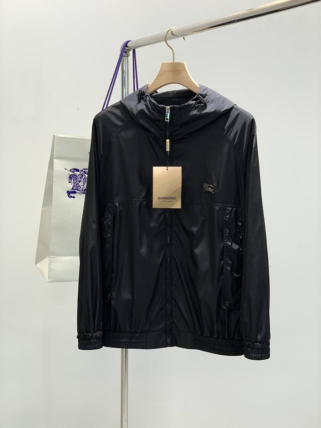 P420，Burberry 巴宝莉，2025春季最新品，专柜同步有售，原单狠货，时尚休闲连帽外套，进口原版面料，上身舒适透气，顶级印花工艺字母图案装饰Logo，