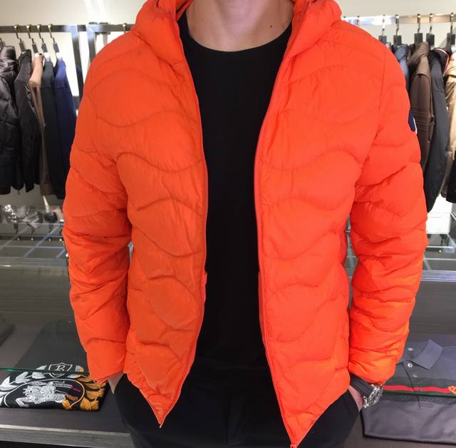 P360Mo家Ss冬季新品 简洁舒适的羽绒服来袭。定制最高等90鸭绒填充，蓬松度极好，填充物饱满，轻便不压身，时尚简约，内搭卫衣、毛衣都非常合适，高立领口防风保