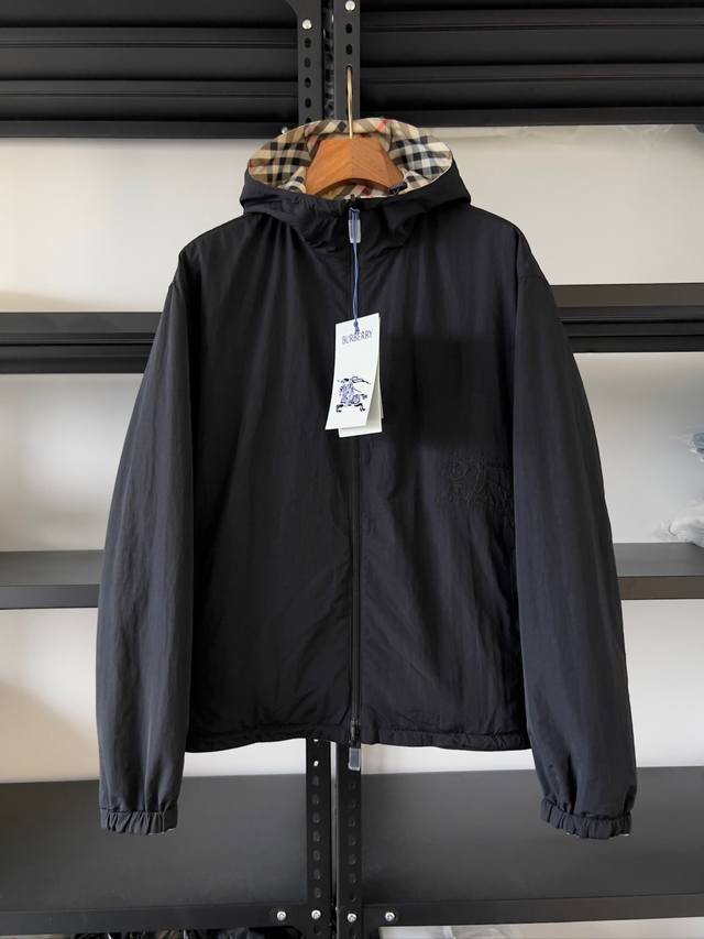 P290 一面装饰 Bbr格纹，另一面采用纯色设计，搭配品牌徽标贴花。设有连帽，呈现休闲版型