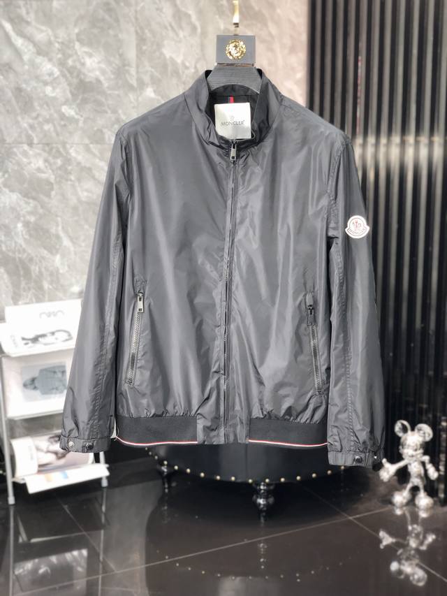 P220 Moncler蒙口 2025新款夹克外套，三标齐全定制进口聚酯纤维面料，手感爽滑柔软，上身舒适，原版五金，经典设计元素，让您时尚与潮流完美结合！上身效