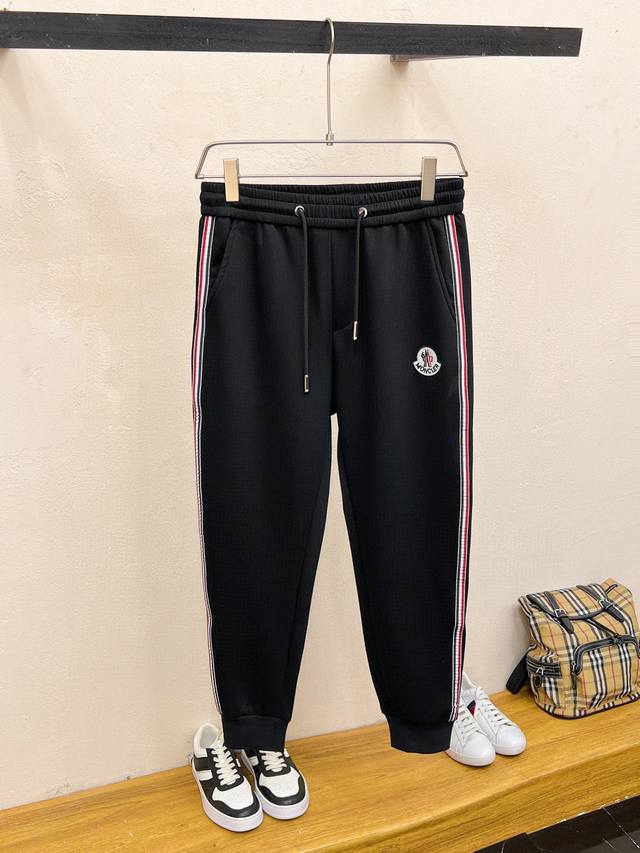 P200 蒙口 2025春季新款男士休闲长裤高级定制面料透气面料 透气弹力舒适度极高，细节无可挑剔，顶级辅料配备，原版Logo设计理念，手感细腻柔软！上身版型超