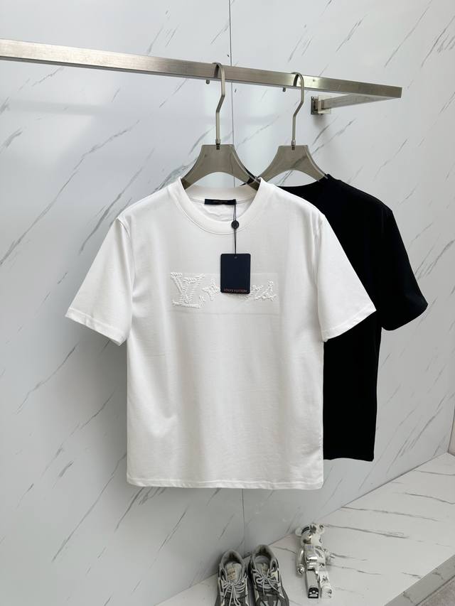 P210 Lv 男士圆领短袖，香港洋行渠道货，重磅高端臻品，高奢品鉴白金级单品，25年官柜新品，欧洲区域限量售卖款！视觉相当雅致时髦，辨识度颇为鲜明，非常精致而