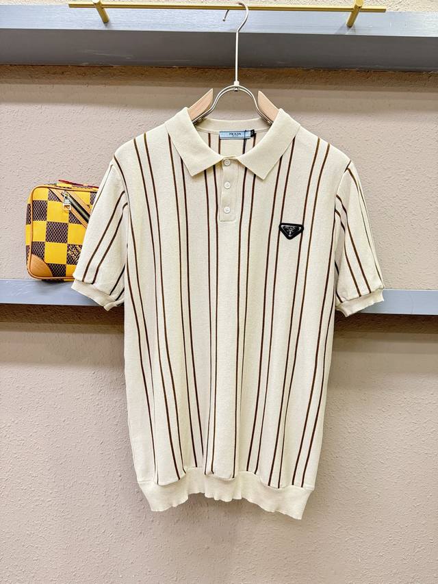 P220 Prada 普拉达 2025春夏新品针织短袖，进口针织面料，手感柔软。顶级进口私货，时间设计潮流短袖针织衫，不失奢华 品质毋庸置疑 上身效果超赞，奢华