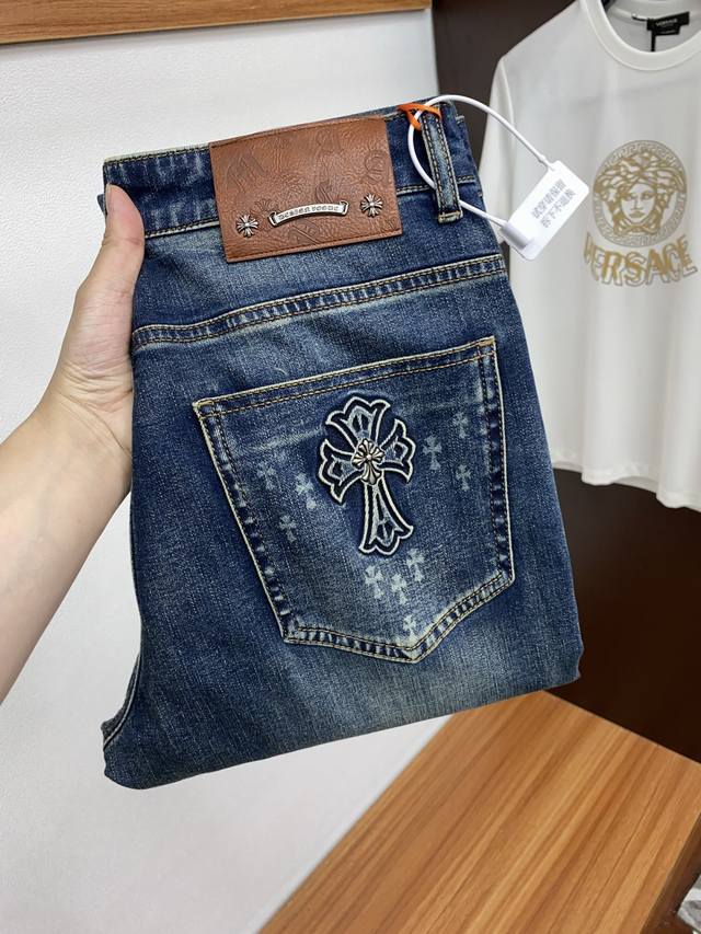P220 克罗心 2025春秋新品 修身男士牛仔裤纯血统品 每季必出的类型，无需质疑的热卖王牌单品，符合四季最佳的搭配色号 整体的风格延续了Slp的基调，通体融