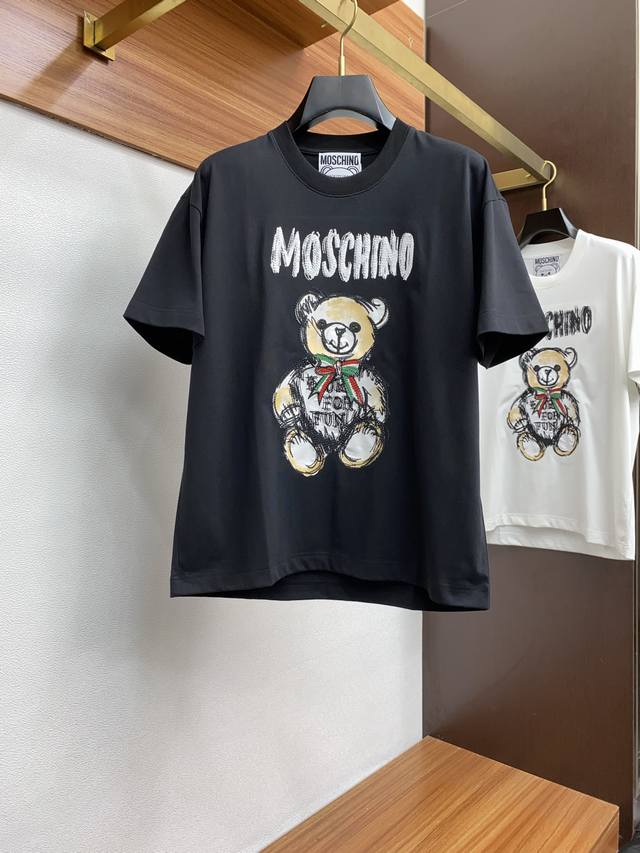 P220 莫斯奇诺 M-3Xl 阔版 Ss新工艺Logo高品质纯棉质阔版圆领男士短袖T恤，新季新推系列将标识巧妙融入设计，塑就一系列充满复古风情的运动风单品。在
