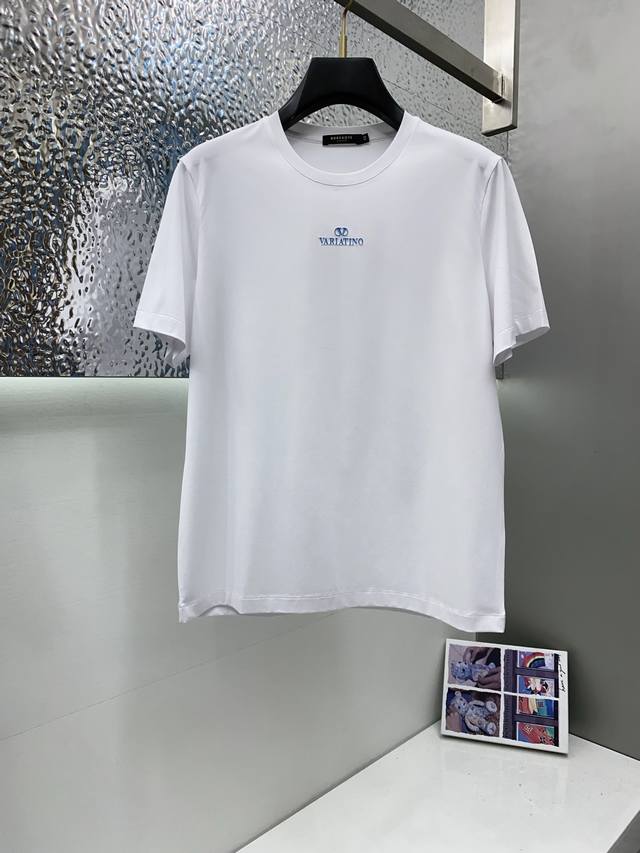P240 Vt 2025春夏新款首发专柜最新款短袖圆领T恤 高端订制 设计前卫时尚！品牌Logo重工艺设计 高端定制丝光棉面料.手感柔软.穿着舒适.专柜级别精致