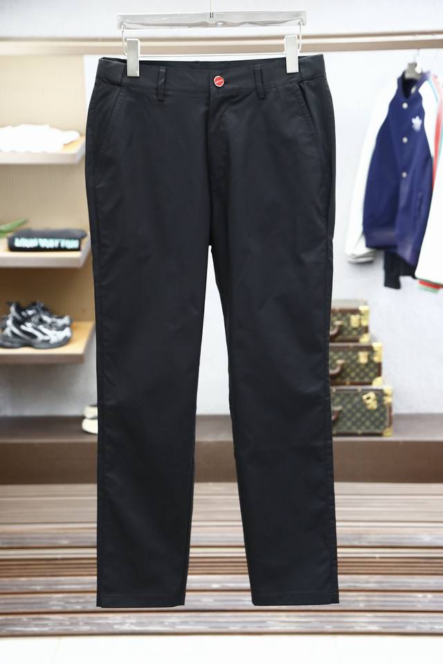 P260 Kiton-2025 春夏休闲裤子 美学的焕新诠释,演绎浓郁的格调型时尚风范,细节感和设计感强悍.经典品牌标识做为色彩搭配,演绎经典的品牌时尚,为整体