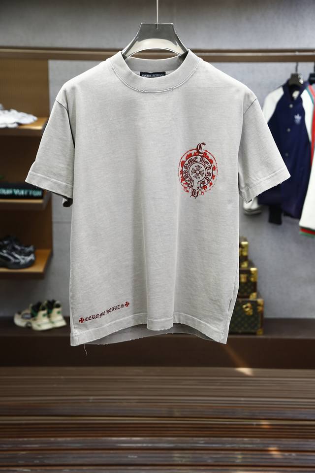 P210 克罗心-2025早春进口200克纯棉面料在织造过程中采用了双股纱线，使面料的质地更加厚实、柔软，同时也增强了面料的耐用性和耐磨性。 口袋刺绣采用不同颜