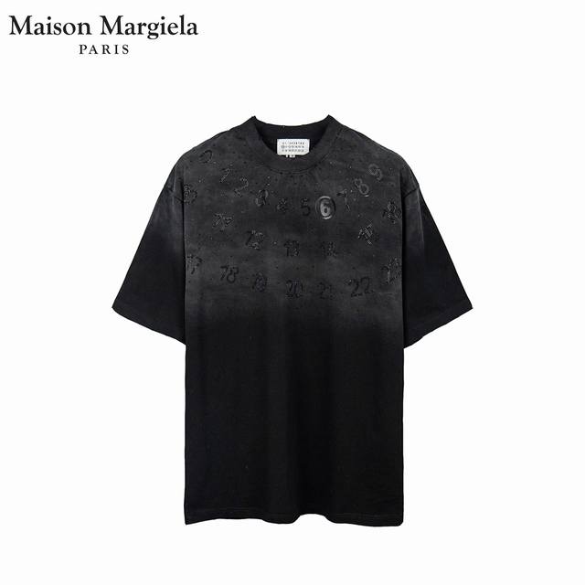 ： 180 Maison Martin Margiela 马吉拉25Ss 洗水磨破烫钻硅胶重工短袖T恤 采用订色订染毛圈纯棉衣面，250G双股双纱，手感舒适 进