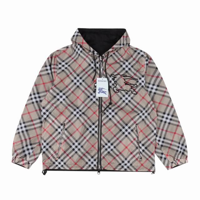 360 Burberry 巴宝莉 新款格纹双面外套 轻便的连帽外套，选用由梭织尼龙面料制成，设计有可调式抽绳连帽以及双拉链设计！下摆采用骑士战马贴花刺绣。完美提