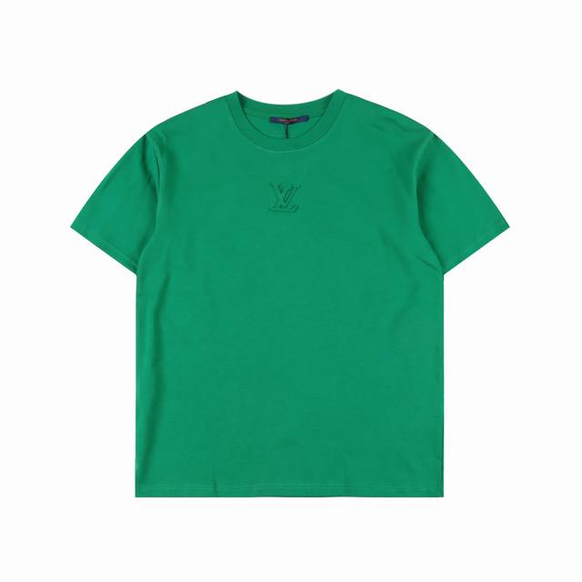 180 Louis Vuitton 路易威登 立体浮雕压花Logo短袖 5700购入Zp，采用16S麻棉克重230G ，搭配32S双纱1×1螺纹，面料螺纹同缸定
