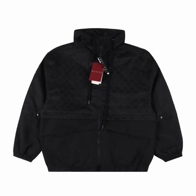 390 Gucci 古驰 拼接满印老花连帽风衣外套 采用提花Gg提花面料拼接，定染出米色和乌木色后，排花设计整齐有序，完美还原！工装夹克剪裁与简约的廓形，舒适又