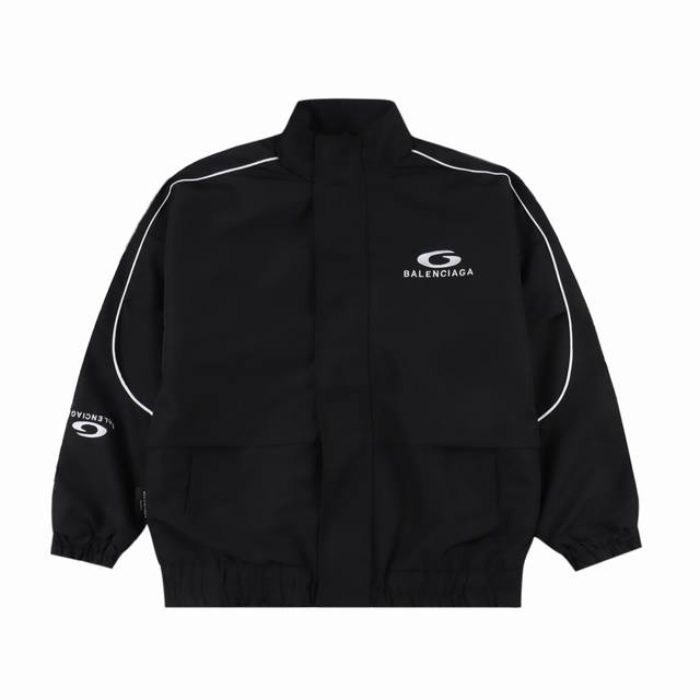 360 Balenciaga 巴黎世家 字母刺绣拉链夹克外套 刺绣：直线挺直，曲线圆顺；针迹整齐，边缘无参差现象；绣面平服，丝缕不歪斜；针距一致，不露底，不重叠