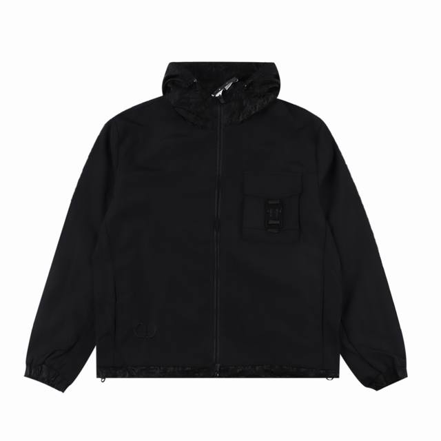 390 Dior 迪奥 满印拼接字母刺绣连帽风衣外套 采用进口原料进行面料制作，门襟拉链统一开模定制而成，拉轨才用进口环保材料机械压成。下角绳定织后，才用透芯染
