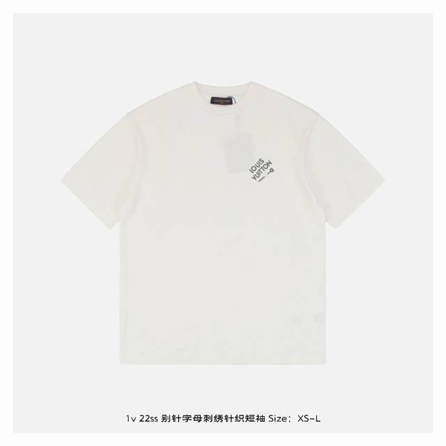：250 1V 22Ss 别针字母刺绣针织短袖 采用优质的棉质面料，搭配流行的短袖设计，简洁而大方，极具时尚感，而独特的刺绣字母胸针设计更是为这件短袖增添了不少