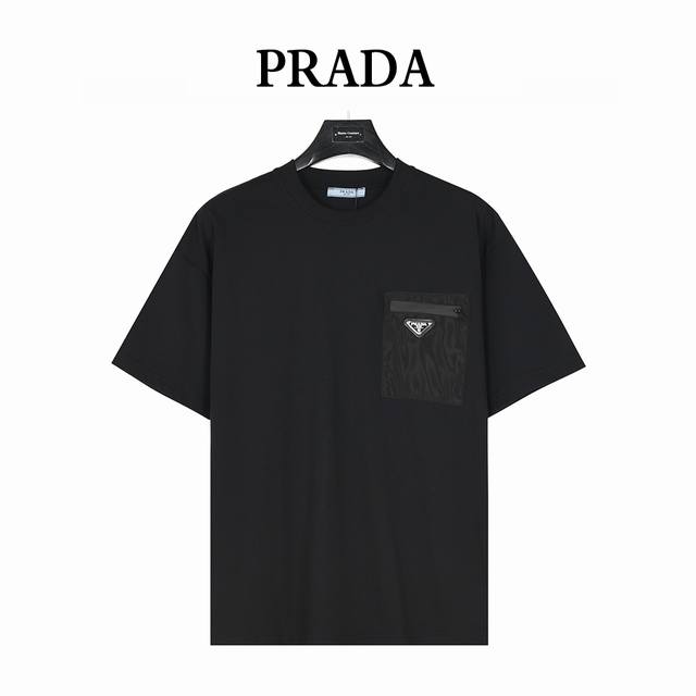 Prada 普拉达 经典尼龙口袋拉链三角标徽章短袖T恤 基础款我们最在意的就是面料和版型，P家经典修身版型，特殊立裁工艺， 上身线条流畅，不管偏胖或是胖瘦的身