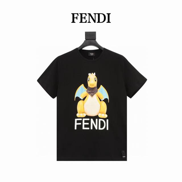 Fendi 芬迪 龙年限定印花短袖T恤 定织定染260克进口原版面料,超级质感 舒适柔软透气。胸前满印编织美金熊图案及Logo字母纯手工印花，每一处印花都极致