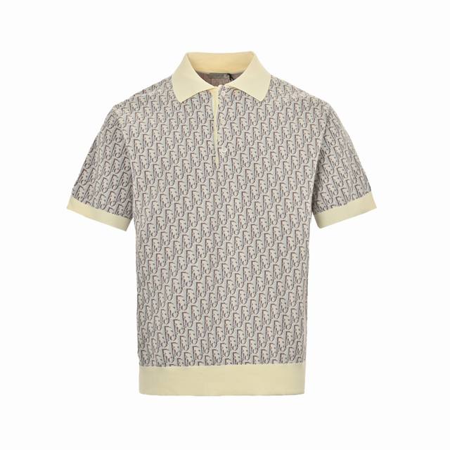 :200 Dior 迪奥 24Ss 老花满印针织Polo短袖 此款采用40双股精梳棉2股成纱，对板定染纱线，运用进口14针提花机做三色芝麻底提花工艺，时长达42