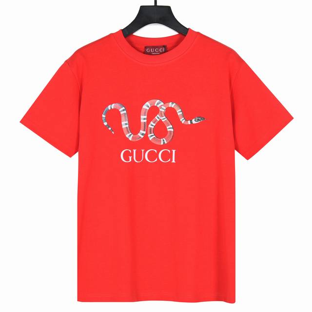 ：160 Gucci古驰2025蛇年限定灵蛇印花短袖T恤 面料采用260克重双纱精梳棉，定制32支1*1螺纹，成衣两遍水洗处理，面料舒适亲肤无异感，定制定染面料