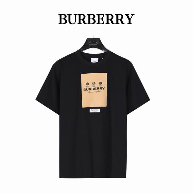 170 Burberry 巴宝莉 胸前贴布标签短袖T恤 精选260G棉质面料打造。装饰品牌标签印花饰牌贴花， 致敬品牌探索历史，其中的文字摘录自 Thomas