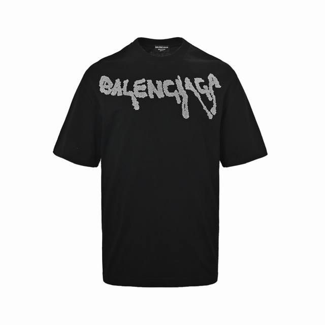 ：170 Balenciaga 巴黎世家 烫钻字母短袖 直线挺直，曲线圆顺；针迹整齐，边缘无参差现象；绣面平服，丝缕不歪斜；针距一致，不露底，不重叠；绣面光洁，