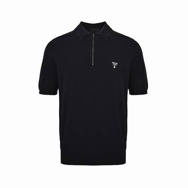 ：210 Prada 普拉达25Ss 刺绣Logo半拉链针织Polo短袖 定织臻密七针毛织，采用进口机刺绣工艺，接缝立体缝线通过在接缝处使用特定的缝纫方法，使衣