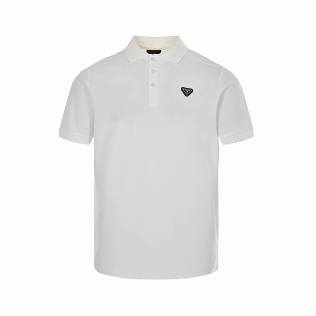 ：170 Prada 普拉达 经典三角标Polo短袖 专柜定制面料 透气舒适度高，细节无可挑剔，品牌元素设计理念，体现高品质。手感细腻柔软！呈现休闲裁剪，上身版