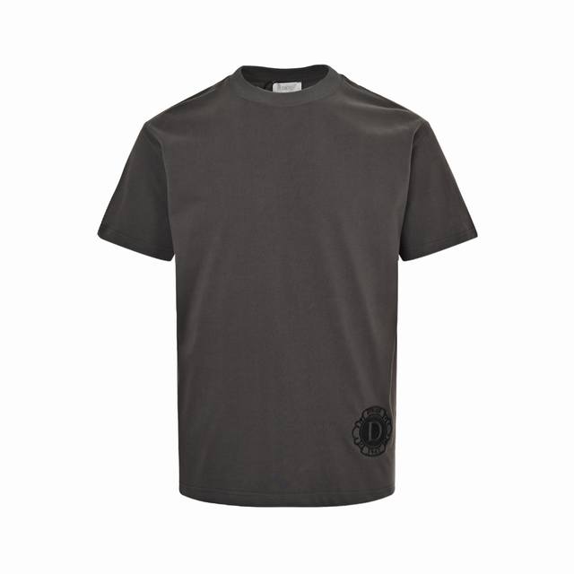 ：160 Dior 迪奥 24Ss 刺绣植绒字母短袖 前面采用刺绣标识后背植绒字母工艺，纯棉双纱面料，采用高密度线刺绣，宽松版型、全套辅料配备 面料柔软实厚三标