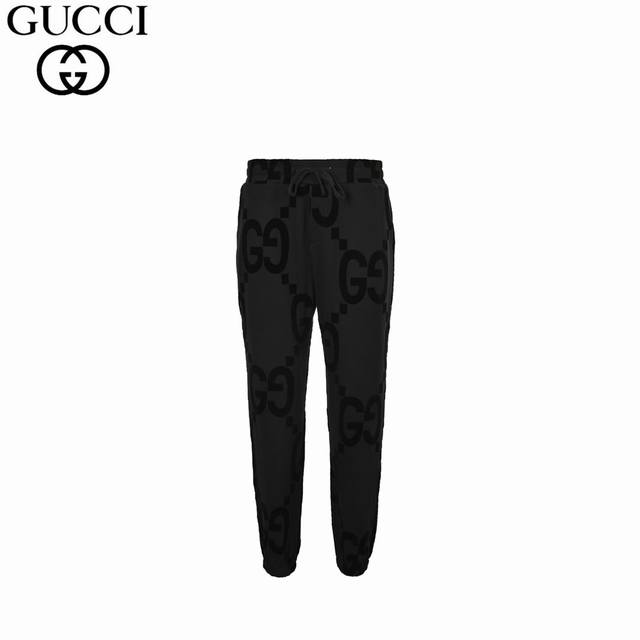 :270 Gucci 古驰 24Fw 双G植绒印花套装长裤 这款休闲连帽卫衣匠心制作，通体点缀Gg植绒效果印花，为日常装束注入现代气息。 此款的工艺必然也是极致