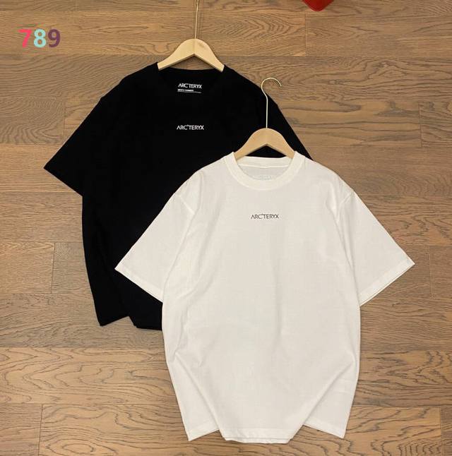 P130 Arcteryx 始祖鸟胸标打底衫260克双纱棉 手感厚实 上身版型立体 版型特别好 3M反光印花 质感非常好 颜色 :黑色 白色