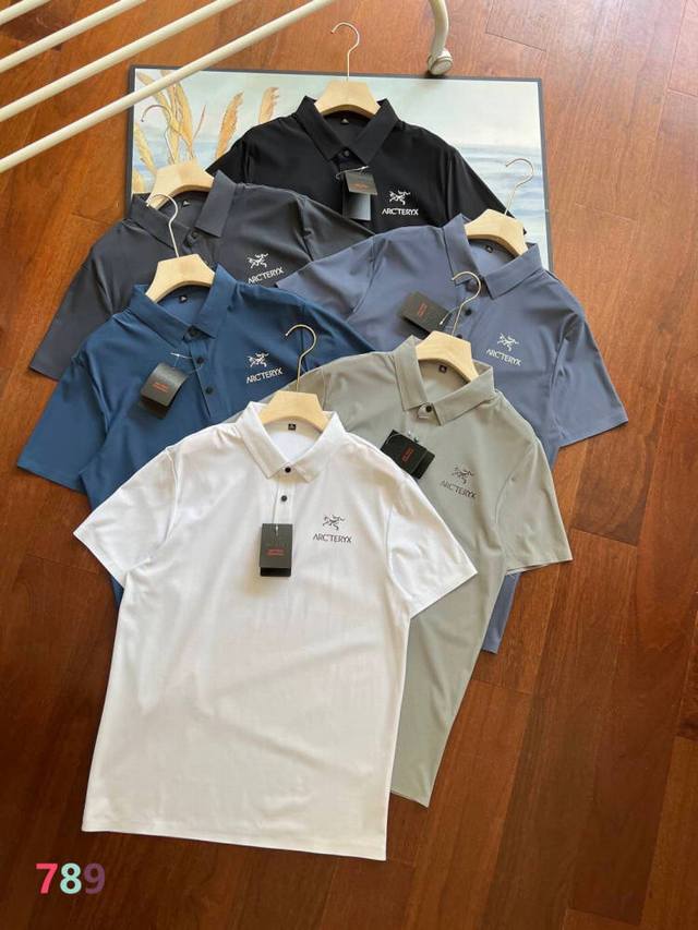 P130 颜色;黑色，白色，浅灰色，深灰色，雾霾蓝，灰蓝色， 严选好货！鸟家新款男士翻领无痕冰丝短袖Polo衫！高端牛奶丝锦氨混纺面料，爽滑亲肤，悬垂透气，舒适