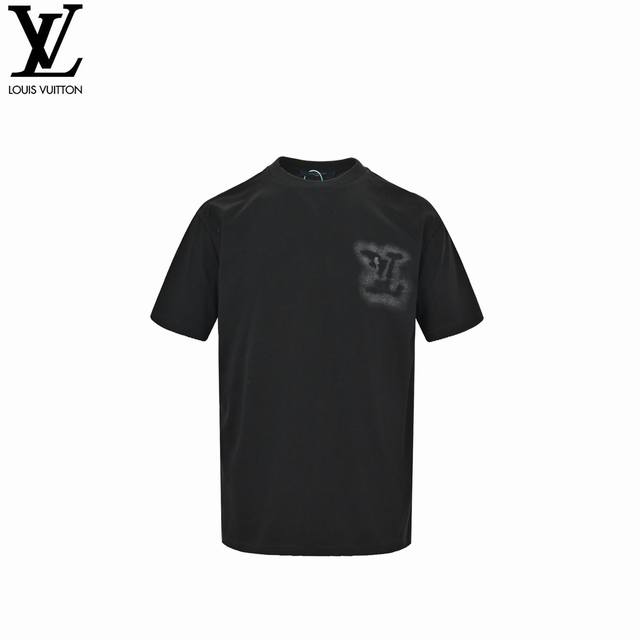 ：160 Louis Vuitton 路易威登 24Ss 前后渐变大字母Logo短袖 三标齐全 采用高克重克重纯棉面料！手感非常舒服 Os落肩版型，时尚又个性，