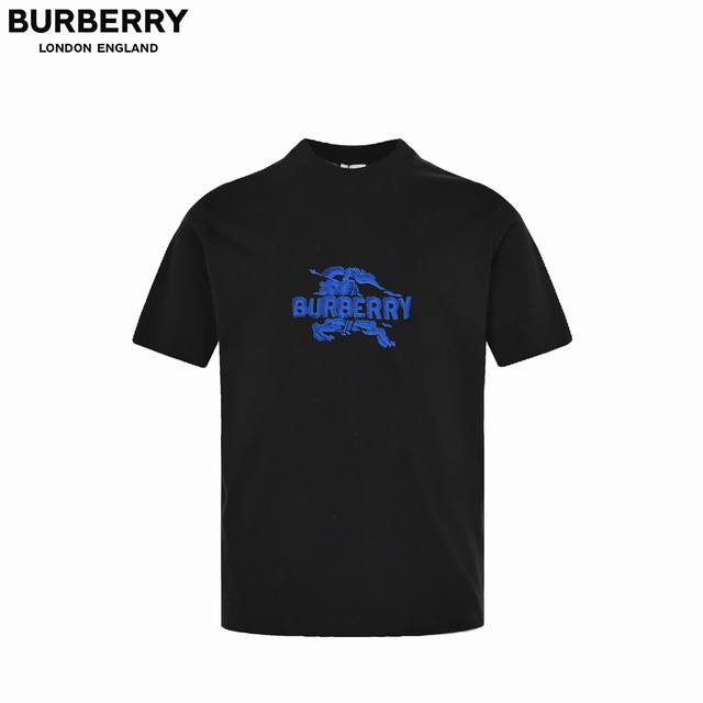 ：160 Burberry 巴宝莉 25Ss刺绣花边短袖T恤 面料采用32支双纱280克高克重纯棉面料，纺织密度高，垂感佳不会影响面料的透气性。胸前装饰彩色马术