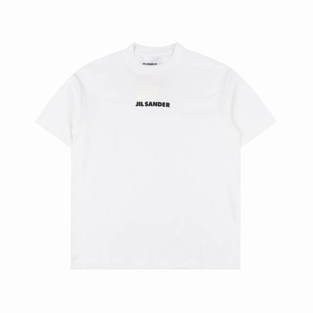 200 Jil Sander 品牌经典黑白小字母T恤。 以其极简主义的设计理念，诠释了低调的奢华。T恤采用高克重高品质棉质面料，触感柔软舒适，贴合肌肤，展现出品