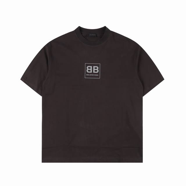 200 Balenciaga 方块双B锁扣印花T恤。 时髦单品总是逃脱不了经典元素的加持，锁扣作为巴黎世家经典中的经典，就是会给人别样好感。此款短袖采用灰杏配色