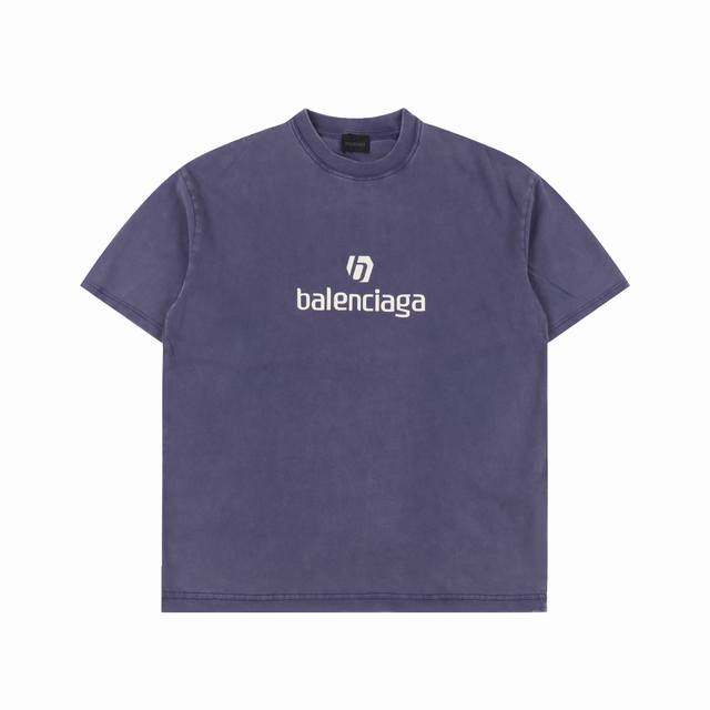 200 Balenciaga Sport Icon经典洗水T恤 。这款T恤着以电竞风格的品牌新标识，前面以图标+字母形式跃然眼前，简约的同时兼具一种未来感。背后