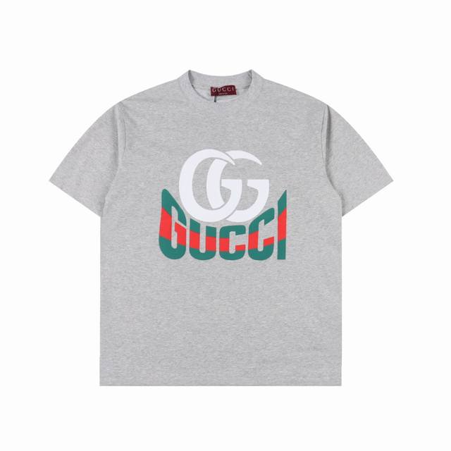 180 Gucci 古驰 25Ss 双G印花及Gucci红绿发泡印花短袖T恤 这款单品出自Gucci Lido系列，设计灵感源自意大利海岸的夏日风情和海滩俱乐部