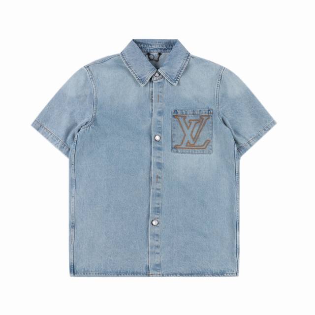250 Louis Vuitton 路易威登 徽标牛仔短袖外套 Yb购入打版，采用斜纹棉丹宁牛仔面料，多重酵素水洗工艺处理，打造柔和自然的渐变浅蓝效果，胸前翻盖