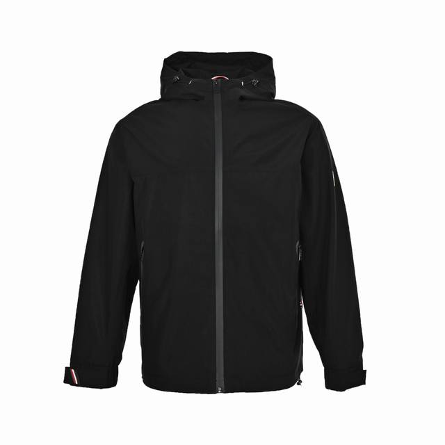 : 390 Moncler 蒙口 25Ss 压胶口袋拉链夹克外套 经典设计感与颜值爆棚的外套，品质更是无法挑剔，品控可以直接入手不容过错的高端臻品，商务休闲两不