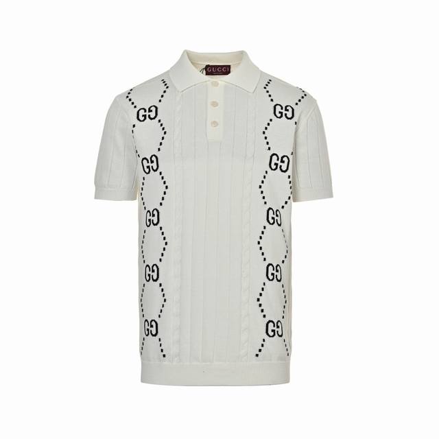 ：210 Gucci 古驰 25Ss 双G提花绞花针织Polo短袖 柔软的棉质套衫注入挺括质感和经典韵味。落肩设计与宽松版型相得益彰，打造灵活百搭的叠搭单品。米